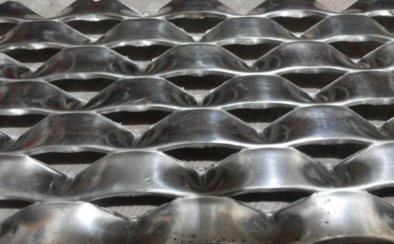 專業生產廠家防滑鋼板網魚鱗形鋼板網用途與規格